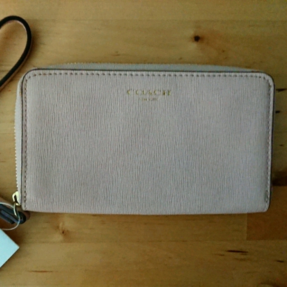 Coach Wristlet - Style 64976 LIC22